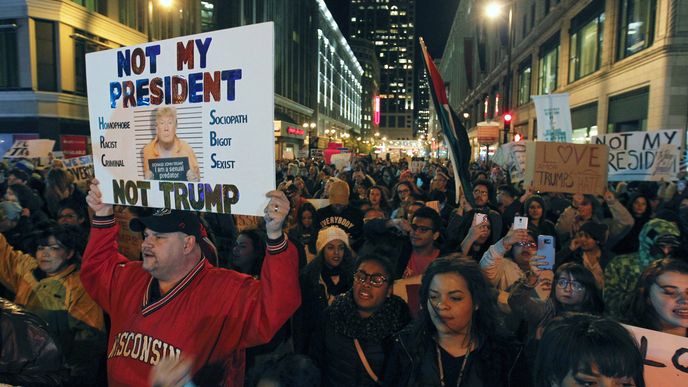 Již několik dní a nocí probíhají v amerických městech protesty proti Donaldu Trumpovi.