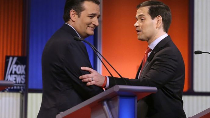 Vítězem prvních stranických prezidentských voleb mezi republikány v Iowě je senátor Ted Cruz z Texasu (vlevo), nejcennějšího výsledku do následujících týdnů však dosáhl Cruzův rival, konzervativní senátor Floridy Marco Rubio (vpravo)