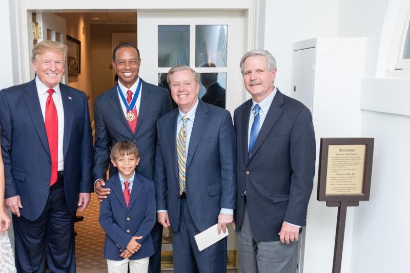 Lindsey Graham předával s Trumpem medaili golfistovi Woodsovi.