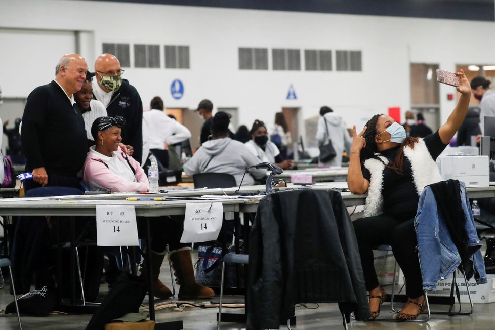 Nepřístojnosti republikánských pozorovatelů při sčítání v Detroitu, stát Michigan
