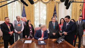 2019: Donald Trump pozval do Oválné pracovny indiánské představitele. Vepředu vpravo Alvin Nebojí se z Vraního kmene.