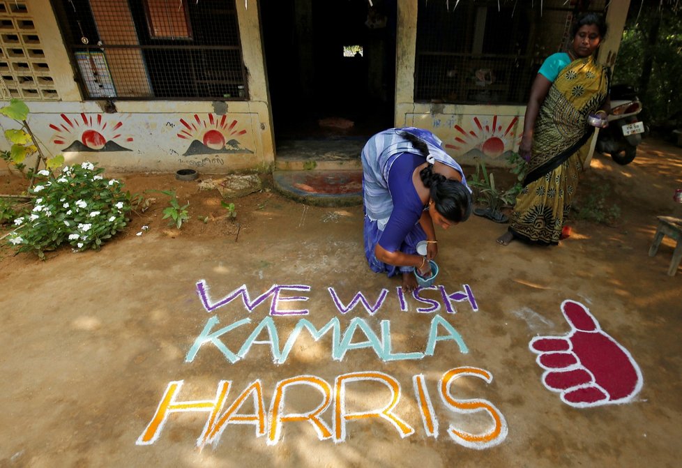 Indky malují obrazy kolam na podporu Kamaly Harrisové.