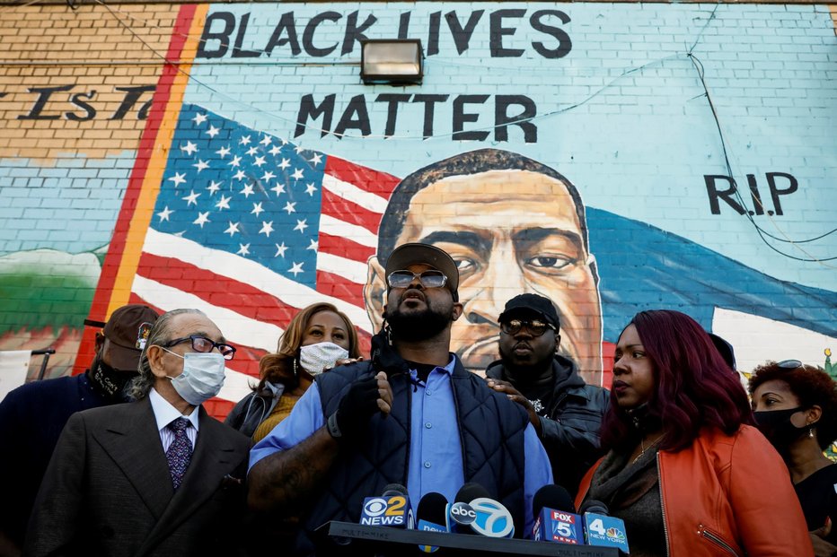 Vzpomínka na George Floyda, zabitého policií v Minneapolis, jeho osud podnítil vznik hnutí Black Lives Matter.