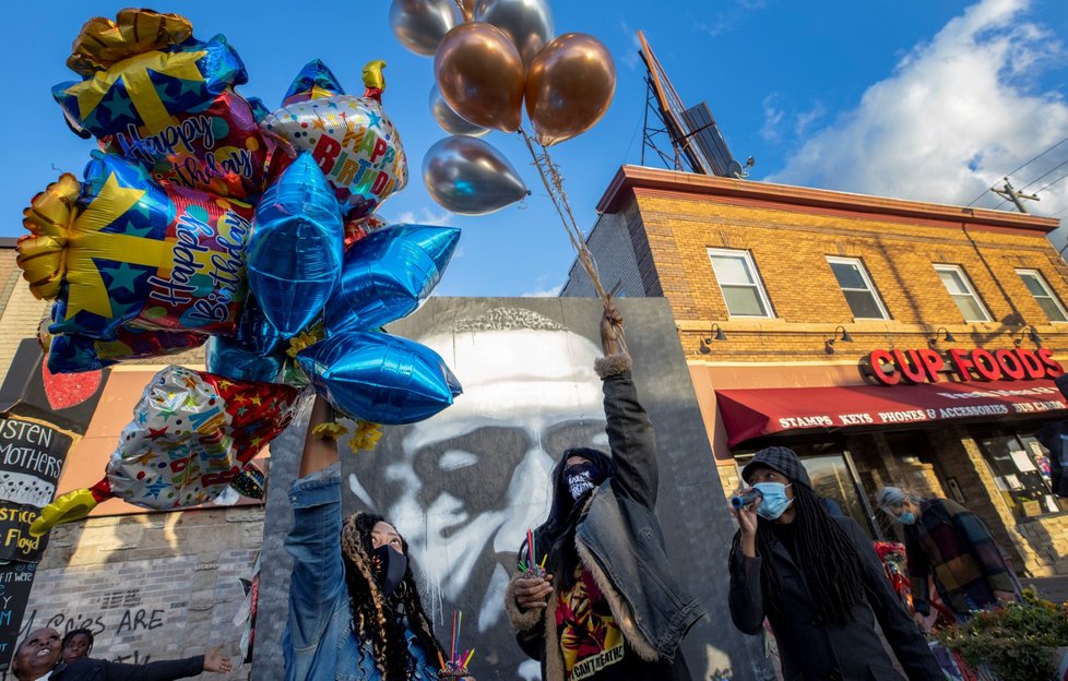 Vzpomínka na George Floyda, zabitého policií v Minneapolis.