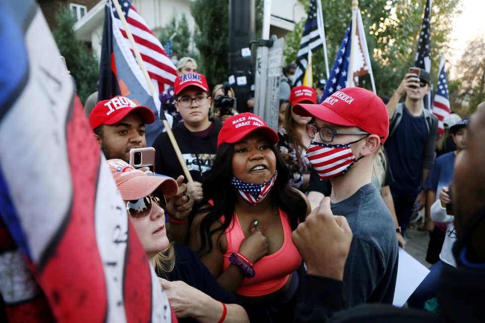 Hádka Trumpových voličů a zastánců Black Lives Matter.