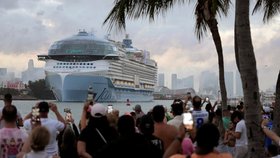 Ikona moří vyplula: Největší výletní loď světa vyrazila z Miami na první okružní plavbu
