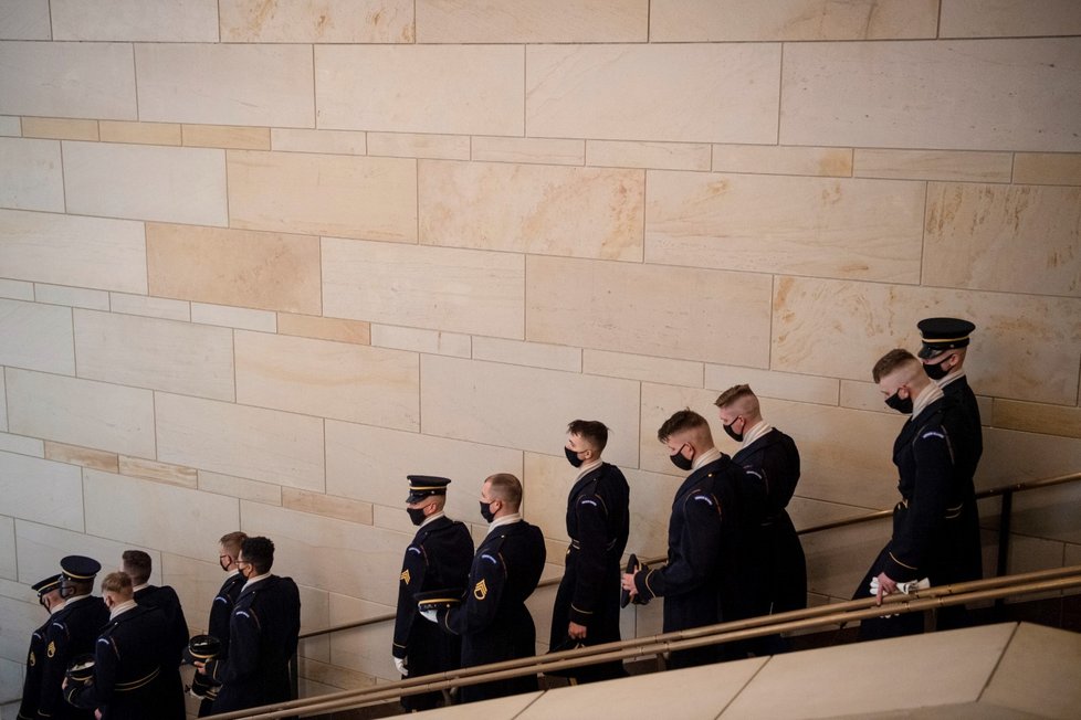 Nácvik inaugurace demokrata Joea Bidena na schodech vedoucích do sídla Kongresu USA (18. 1. 2021)