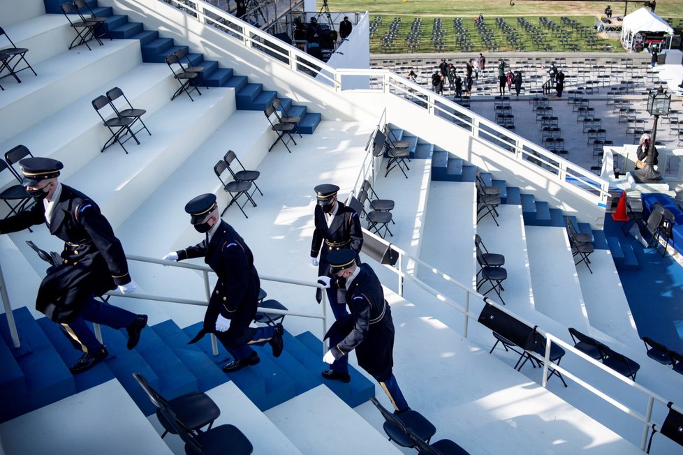 Nácvik inaugurace demokrata Joea Bidena na schodech vedoucích do sídla Kongresu USA (18. 1. 2021)