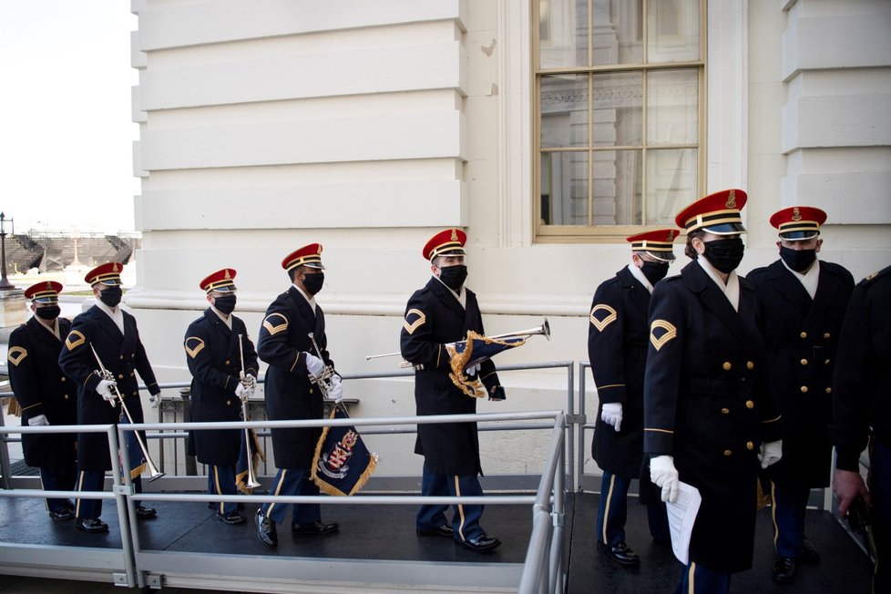 Nácvik inaugurace demokrata Joea Bidena na schodech vedoucích do sídla Kongresu USA (18. 1. 2021)