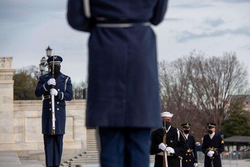 Nácvik inaugurace demokrata Joea Bidena na schodech vedoucích do sídla Kongresu USA (18. 1. 2021)