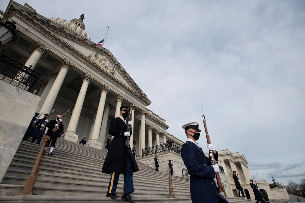 Nácvik inaugurace demokrata Joea Bidena na schodech vedoucích do sídla Kongresu USA (18. 1. 2021)