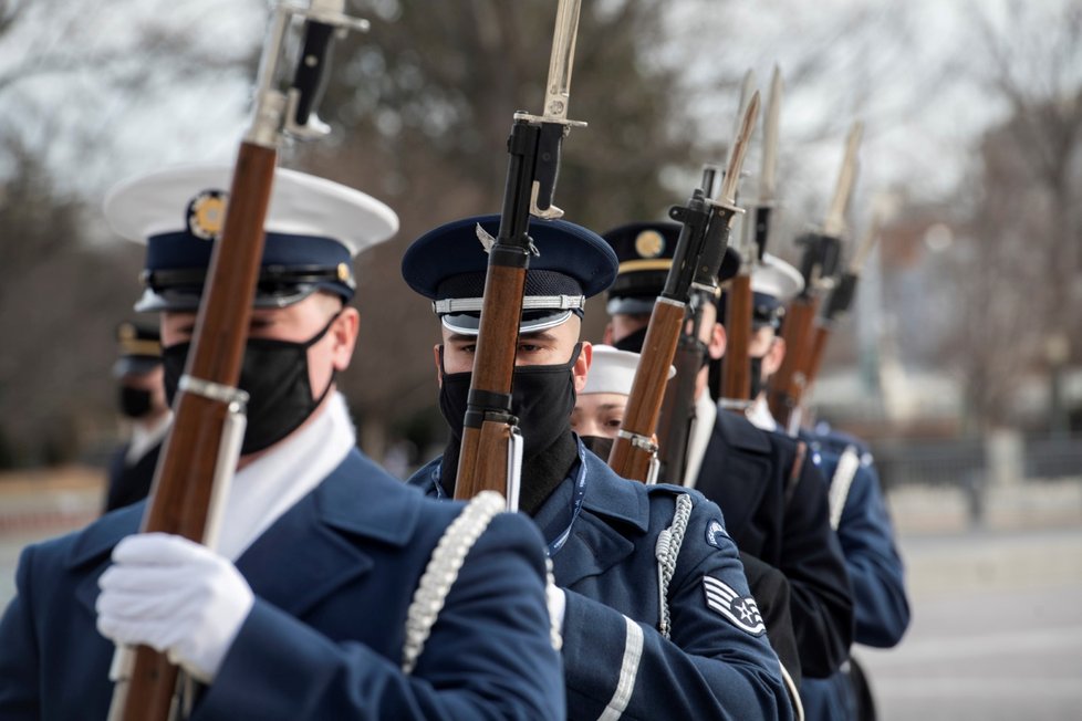 Nácvik inaugurace demokrata Joea Bidena na schodech vedoucích do sídla Kongresu USA (18. 1. 2021)