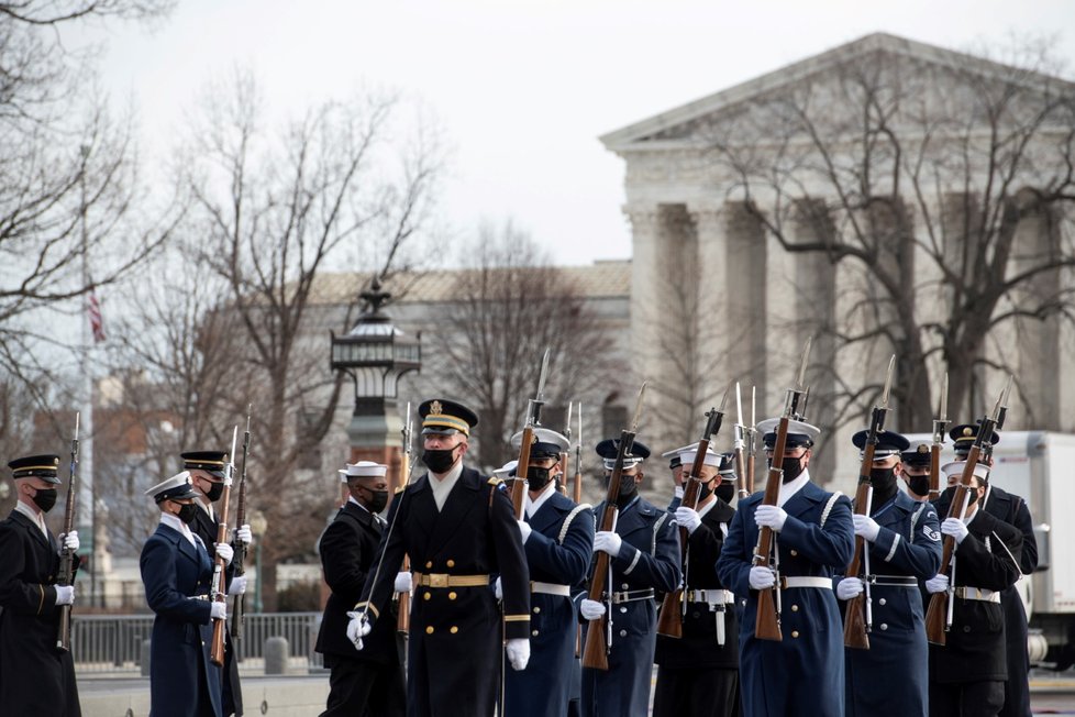 Nácvik inaugurace demokrata Joea Bidena na schodech vedoucích do sídla Kongresu USA (18. 1. 2021)