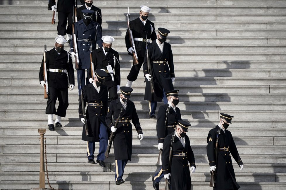 Nácvik inaugurace demokrata Joea Bidena na schodech vedoucích do sídla Kongresu USA (18. 1. 2021)