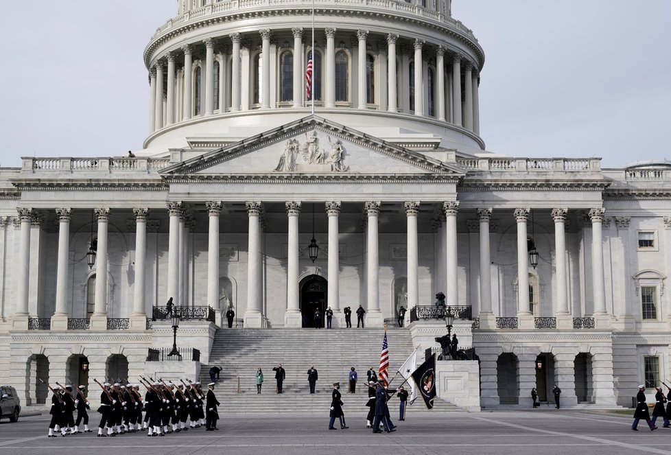 Nácvik inaugurace demokrata Joea Bidena na schodech vedoucích do sídla Kongresu USA (18. 1. 2021)