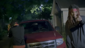 Údajný vrah a rapper Darrel Brooks se svým SUV chlubil ve videoklipu.
