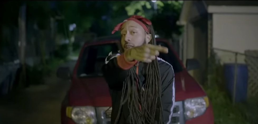 Údajný vrah a rapper Darell Brooks se svým SUV chlubil ve videoklipu.