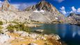 Kings Canyon National Park: Na jihu pohoří Sierra Nevada se v sousedství národního parku Sequoia rozkládá národní park Kings Canyon. Prudký, míli hluboký kaňon, podle kterého je park pojmenován, vysekaly do okolních hor ledovce během dob ledových. Dnes kaňonem protéká řeka Kings River, jejíž hlavní přítoky pramení pod nejvyššími vrcholy pohoří. Nejvyšší hora parku North Palisade je zároveň třetí nejvyšší horou pohoří.