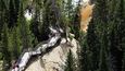 Z vyhlídky Lookout Point se dá sestoupit dolů do kaňonu, téměř až k řece Yellowstone