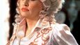 Dolly Parton s velkými ňadry a blond hřívou, klasický idol americké country.