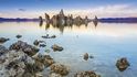 Bezodtokové jezero Mono bývá přes svoji polohu v blízkosti Yosemitského národního parku turisty často opomíjeno. Přicházejí tím o pohled na netradiční útvary vzniklé hromaděním solí.