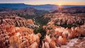 Amfiteátr plný skalních věží nazývaných hoodoos najdete v NP Bryce Canyon. Okraj kaňonu leží v nadmořských výškách okolo 2500 metrů, což přispívá k citelně nižším teplotám. Tato fotka východu slunce vznikla při 13 °C.