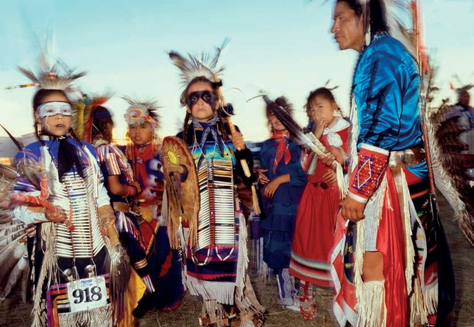 Siouxové v tradičních oděvech na slavnostech pow wow Siouxové v tradičních oděvech na slavnostech pow wow