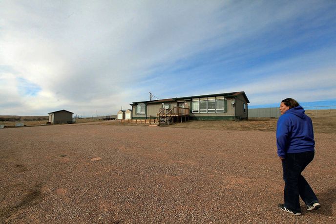 Rezervace Pine Ridge. Zaměstnankyně Tina Two Crow přichází k centru léčby závislostí. Rezervace Pine Ridge. Zaměstnankyně Tina Two Crow přichází k centru léčby závislostí.