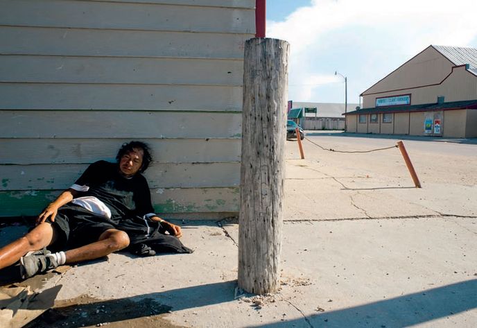 Whiteclay je malá osada, ale jsou tu hned čtyři prodejny lihovin. Mnoho lidí žije na ulici. Whiteclay je malá osada, ale jsou tu hned čtyři prodejny lihovin. Mnoho lidí žije na ulici.