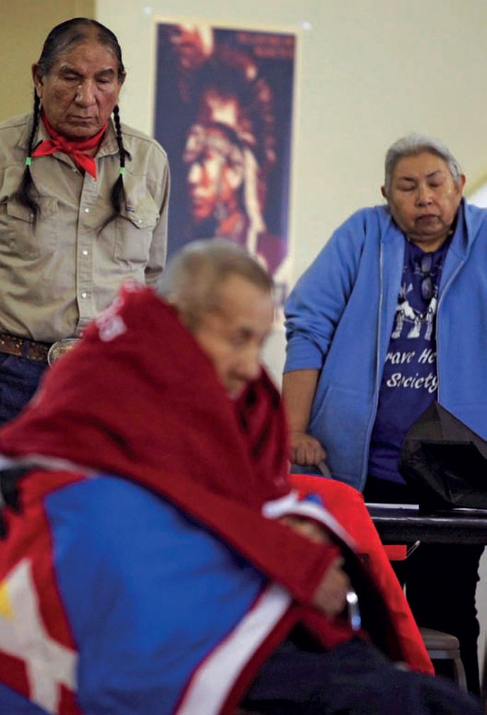 Obřad v Pine Ridge na počest Johnsona Holy Rock (v popředí). Obřad v Pine Ridge na počest Johnsona Holy Rock (v popředí).