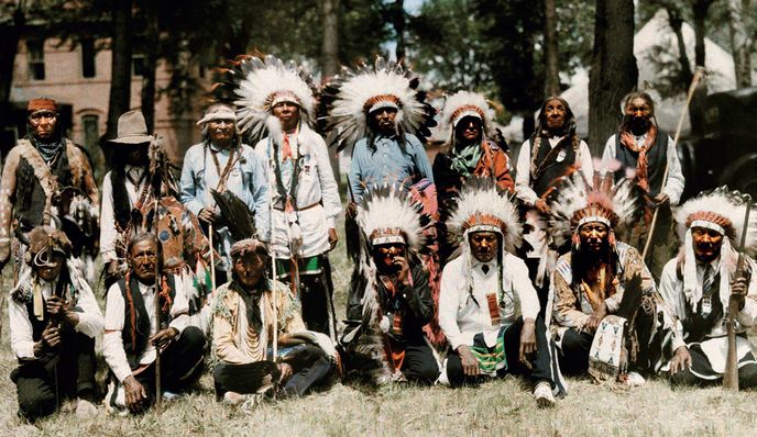 Siouxové pózují ve slavnostních oděvech, rok 1927. Siouxové pózují ve slavnostních oděvech, rok 1927.