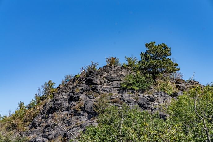 Český vrch Bořeň má údajně stejnou historii svého geologického vzniku.