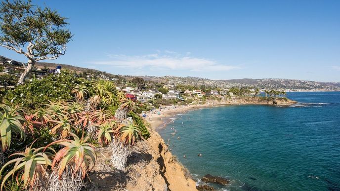 Laguna Beach: Kalifornie představuje v mnoha myslích v první řadě léto a pláže. Zatímco na severní straně Los Angeles čeká na návštěvníky legendární Malibu, na straně jižní najdete v proslulé Orange County neméně nádherné pláže letoviska Laguna Beach. Ty nabízí nejen tradiční plážové vyžití té nejvyšší kvality, ale také zážitky specifické pro jednotlivé pláže. Na Victoria Beach shlíží tajemná pirátská věž, 1000 Steps Beach je sérií malých zátok a pobřežních jeskynní, které se lidské noze otevírají při odlivu. Další z unikátních aktivit je pozorování velryb v sezóně.