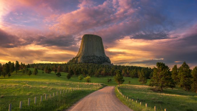 Geologický útvar ve Spojených státech, ve Wyomingu, se tyčí do výšky 264 m a dosahuje nadmořské výšky 1 559 m n. m.