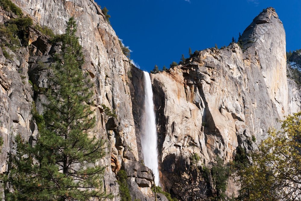 Yosemite National Park: Na samostatný článek by vydal Yosemitský národní park. Tento skvostný kus neporušené kalifornské přírody v pohoří Sierra Nevada nabízí opravdu vše. Obří žulové útesy, včetně legendárních svatyní amerických lezců Half Dome a El Capitan, shlížejí na pohádkovou přírodu plnou čirých jezer, potoků a rozmanitých porostů – až dvacet procent druhů kalifornské flóry roste právě v tomto parku.
