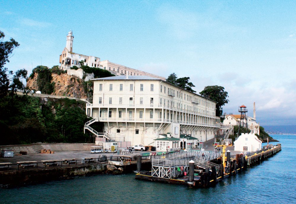 Hollywoodské filmy, jako třeba Skála, značně překroutily fakta o podobě vězení na Alcatrazu.