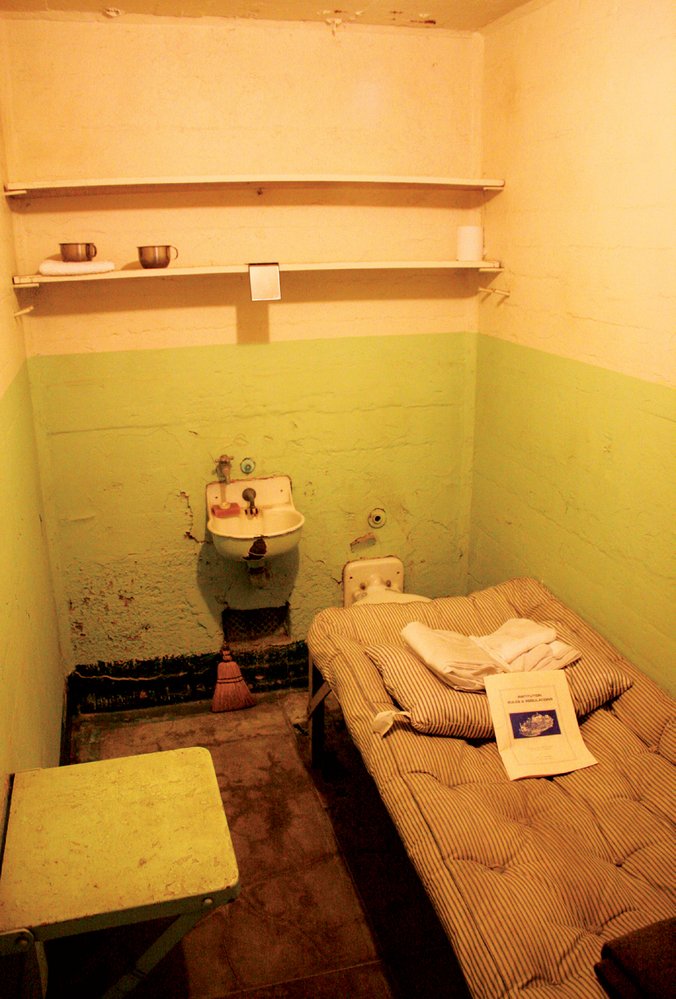 Ve vězení bylo přichystáno 600 cel o velikosti 3 × 1,5 m, každá pro jednoho člověka. V cele byla postel, umyvadlo a záchod.
