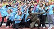 Olympijský rekordman Usain Bolt s dětmi na pražské Julisce