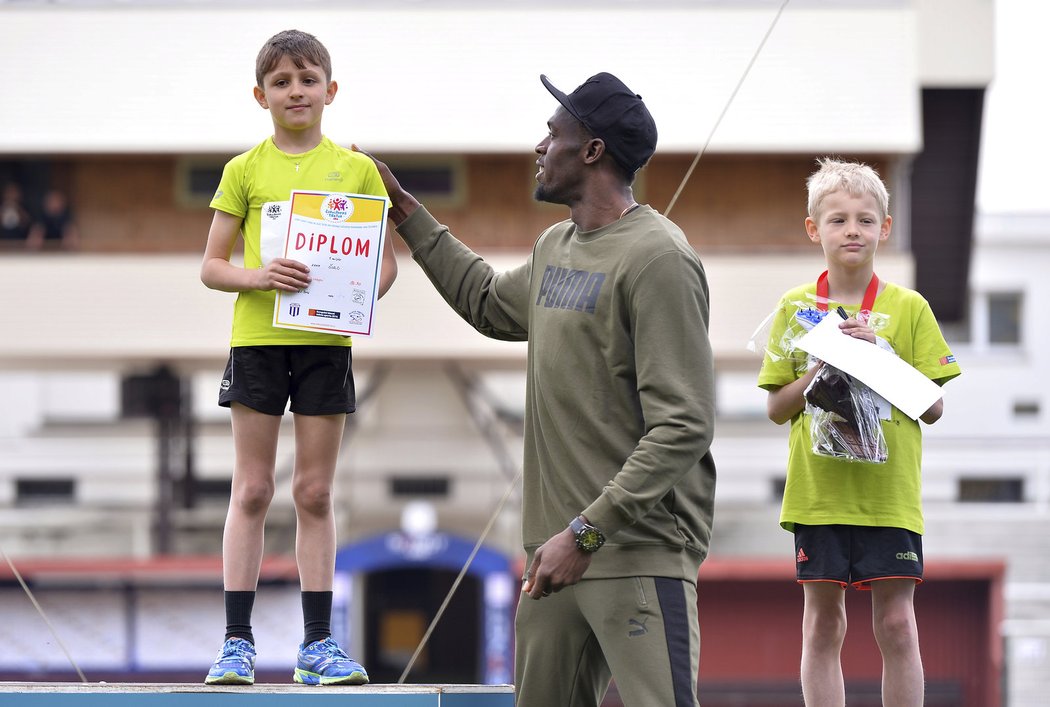 Olympijský rekordman Usain Bolt předal v Praze dětem medaile