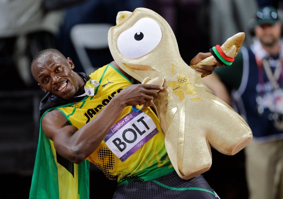 Usain Bolt v dobrém rozmaru oslavuje vítězství v běhu na 100 metrů