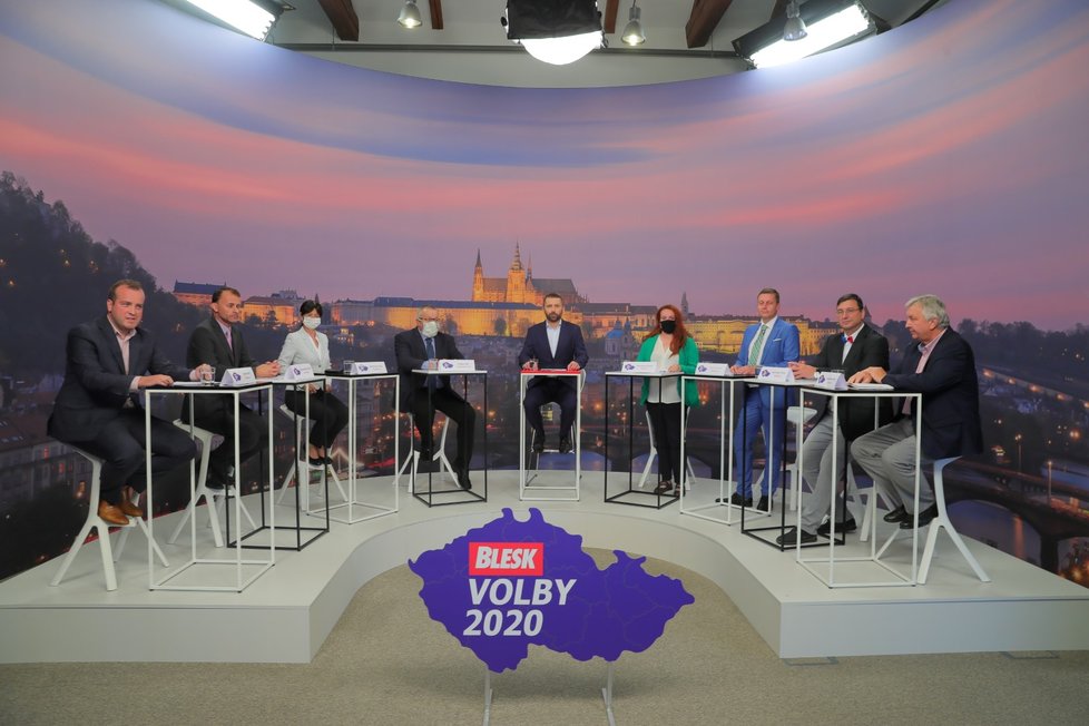 Krajská debata Blesku o zdravotnictví: Zleva Filip Ušák (STAN), Stanislav Mackovík (KSČM),  Ilona Mauritzová (ODS), Jiří Mašek (ANO), moderátor Jaroslav Šimáček, Hana Ančincová (Piráti), Vít Ulrych (KDU-ČSL), Richard Pikner (TOP 09), Jaroslav Krákora (ČSSD) (10. 9. 2020)