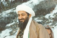 Unikátní fotografie nejznámějšího teroristy: Vysmátý Usáma bin Ládin u hliněného úkrytu