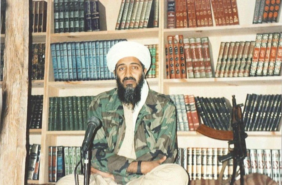 Usáma bin Ládin, kdysi nejhledanější terorista, se usmíval, i když byl zalezlý v hliněné chýši
