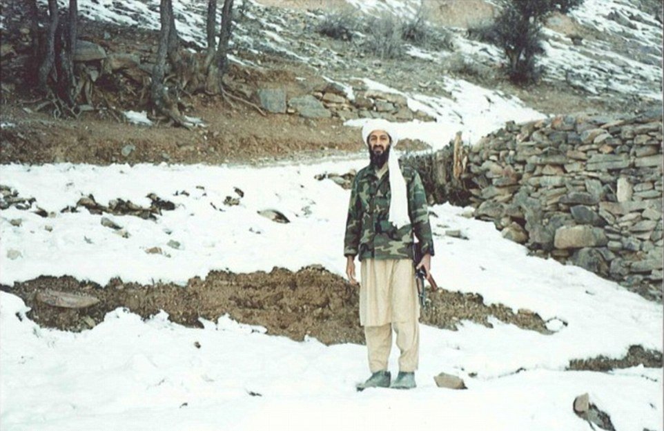 Usáma bin Ládin, kdysi nejhledanější terorista, se usmíval i když byl zalezlý v hliněné chýši