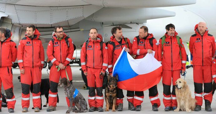 ŽIVĚ: Čeští záchranáři se vracejí domů z Turecka. Česko ale bude pomáhat dál, poslalo deky a obvazy