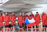 Čeští záchranáři se vrátili domů z Turecka. Česko ale bude pomáhat dál, poslalo deky a obvazy