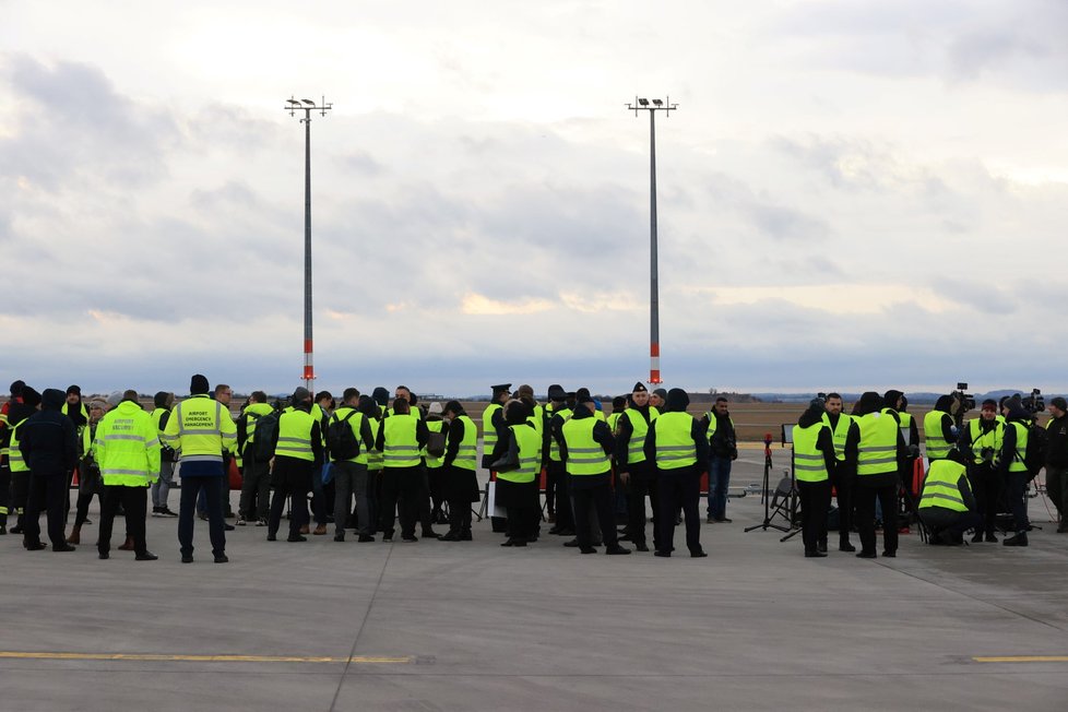 Přípravy na přílet českého USAR týmu, který v Turecku pomáhal s vyhledáváním a vyprošťováním lidí ze sutin po zemětřesení. (17. 2. 2023)