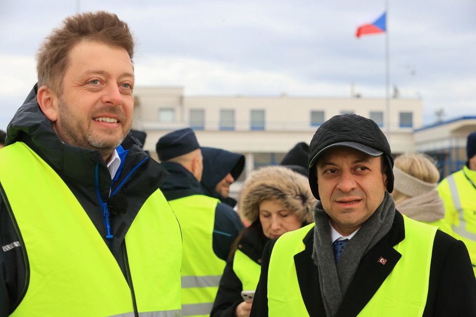 Rakušan během příletu českého USAR týmu, který v Turecku pomáhal s vyhledáváním a vyprošťováním lidí ze sutin po zemětřesení (17. 2. 2023).