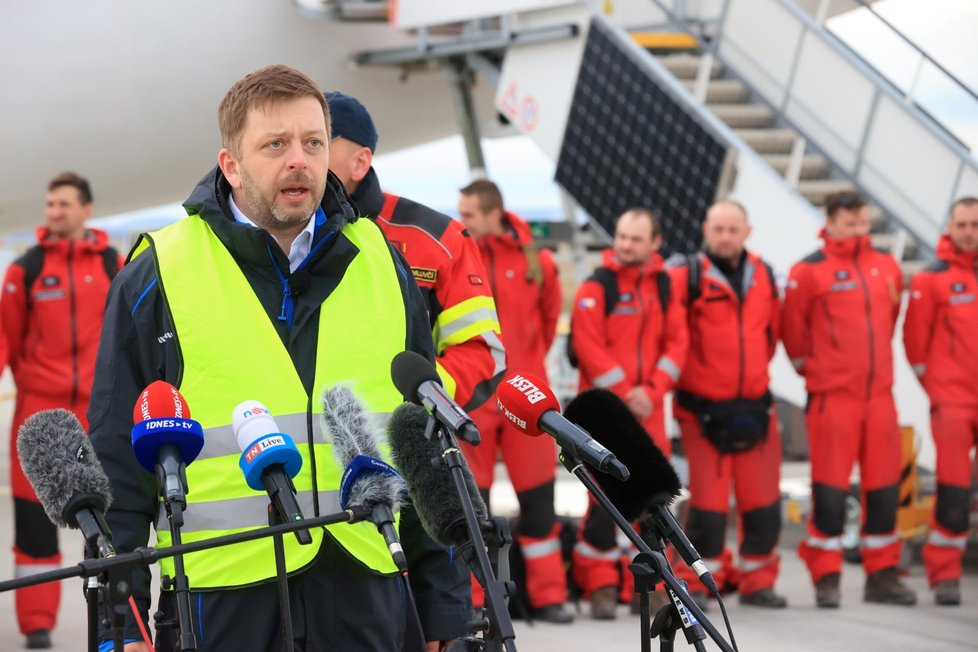 Rakušan během příletu českého USAR týmu, který v Turecku pomáhal s vyhledáváním a vyprošťováním lidí ze sutin po zemětřesení (17. 2. 2023).