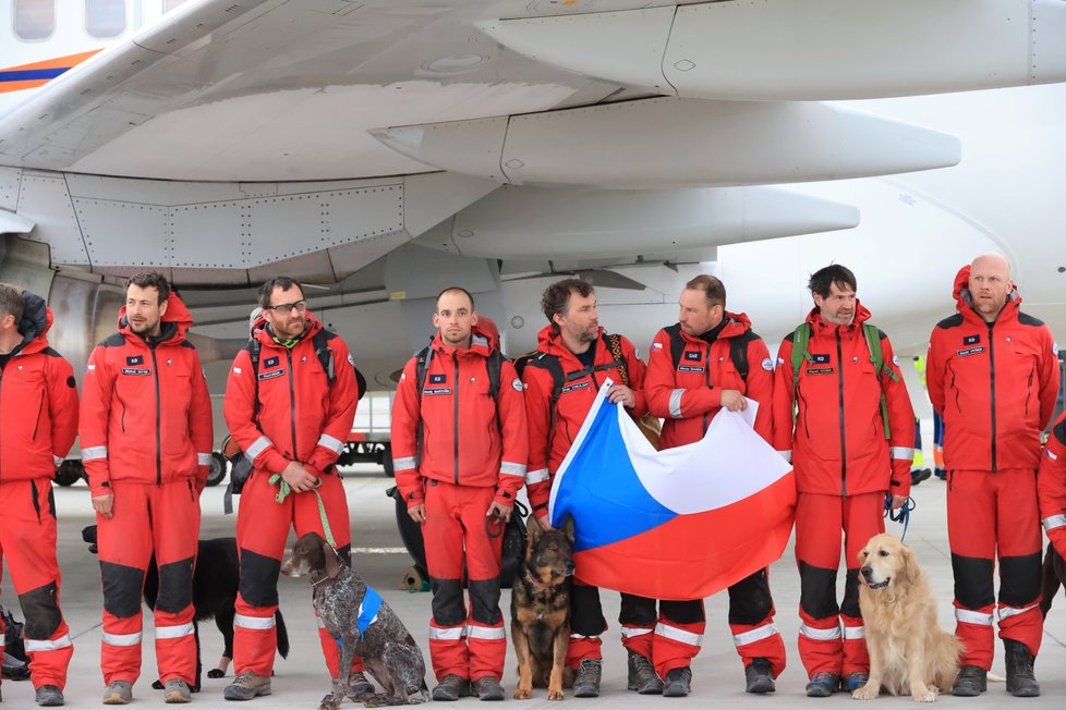 Přípravy na přílet českého USAR týmu, který v Turecku pomáhal s vyhledáváním a vyprošťováním lidí ze sutin po zemětřesení. (17. 2. 2023)